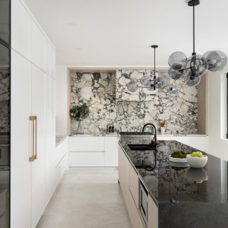 White cabinets with ajustable shelves for diverse storage.