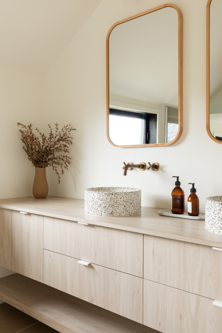 Salle de bain avec des armoires d'Ateliers Jacob