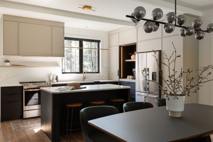 Contemporary black and white kitchen Ateliers Jacob.