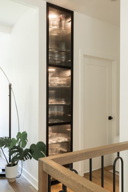 Une armoire à porte en aluminium noir et verre fluté Ateliers Jacob.