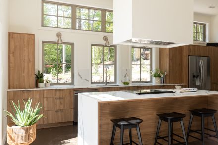 Elegant and modern kitchen in a bright atmosphere.