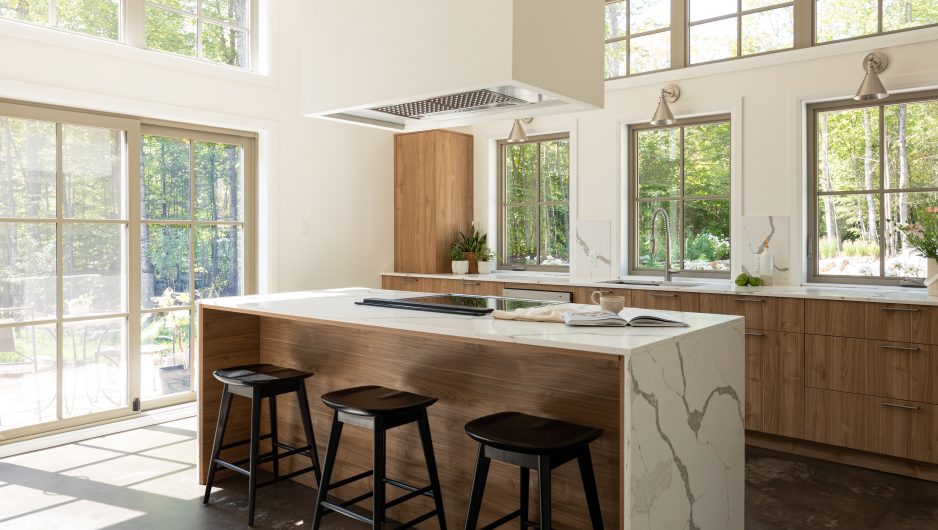 Armoire de cuisine noire moderne avec poignées élégantes et îlot central - Ateliers Jacob