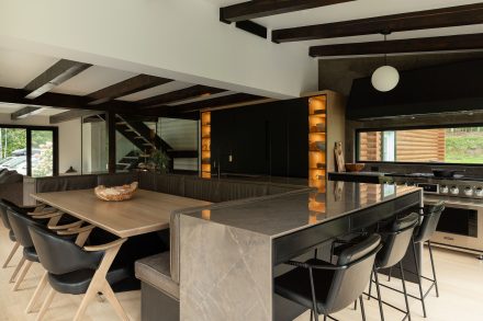 Grey and black fitted kitchen with central island - Ateliers Jacob.