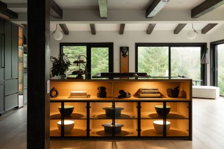 Elegant kitchen with central island and black cabinets with matte finish - Ateliers Jacob.