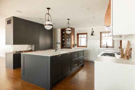 Farmhouse Kitchen with a big kitchen island