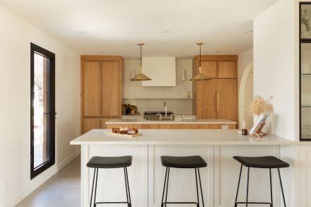 Kitchen island in an Ateliers Jacob kitchen