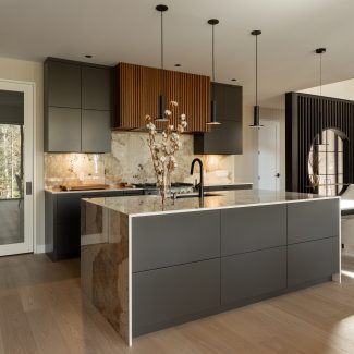 Superb kitchen combining luxurious countertops and a touch of wood.