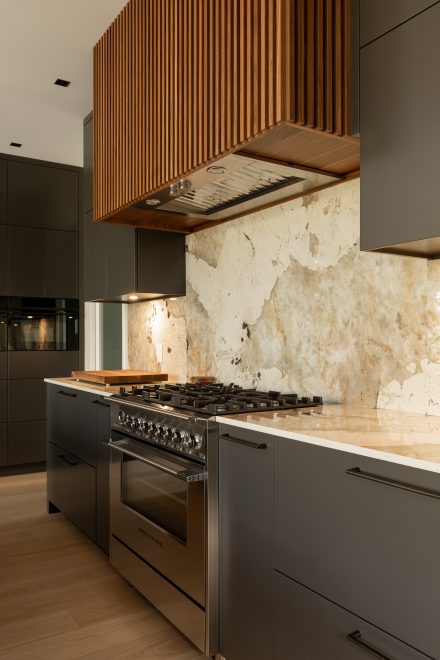 Cuisine grise avec es latte de bois et dekton