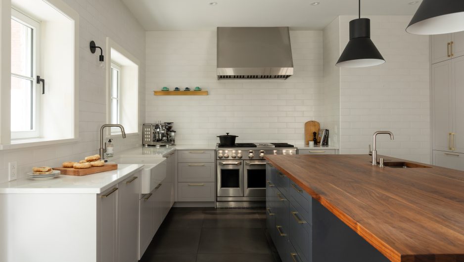 Cuisine blanche avec un îlot en bois