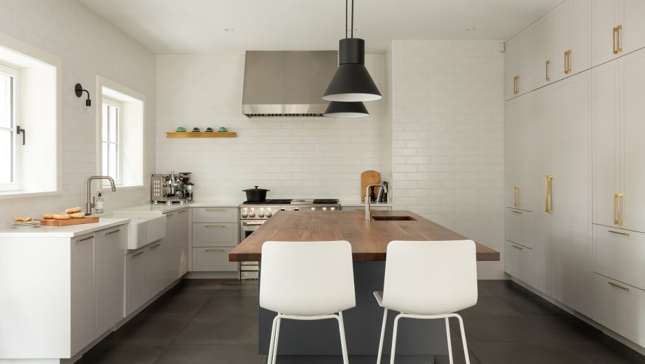 Cuisine blanche avec un îlot en bois