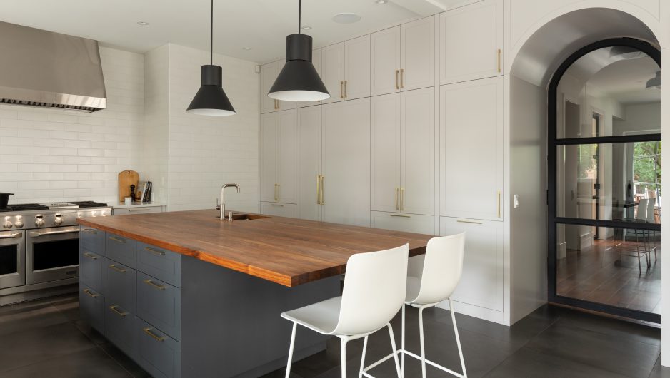 Cuisine blanche avec un îlot en bois