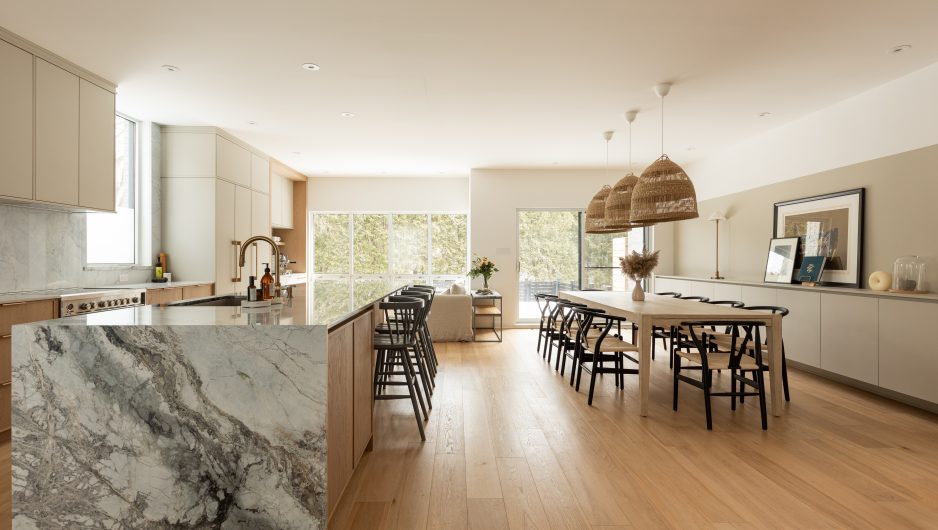 Cuisine sur mesure avec du comptoir en marbre et des armoires Ateliers Jacob