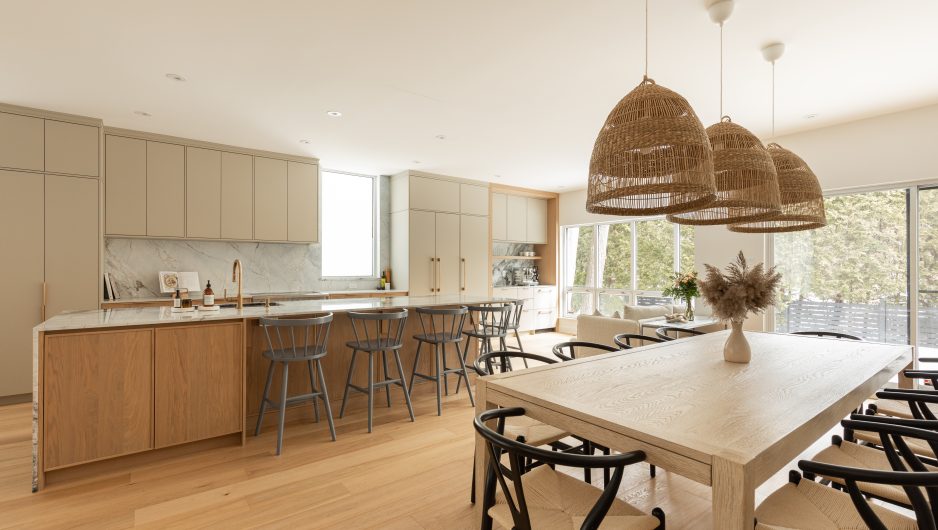 Cuisine sur mesure avec du comptoir en marbre et des armoires Ateliers Jacob