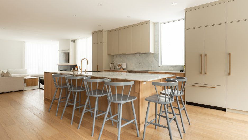 Cuisine sur mesure avec du comptoir en marbre et des armoires Ateliers Jacob