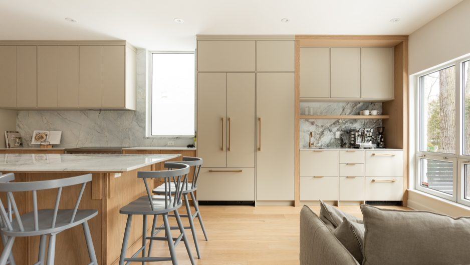 Cuisine sur mesure avec du comptoir en marbre et des armoires Ateliers Jacob
