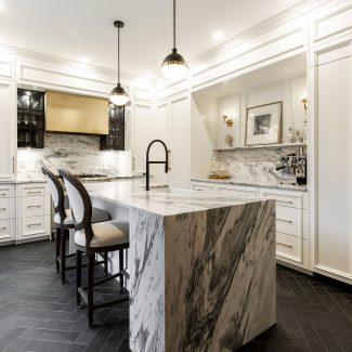 White Parisian-inspired kitchen - Ateliers Jacob