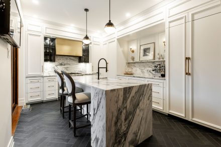 White Parisian-inspired kitchen - Ateliers Jacob