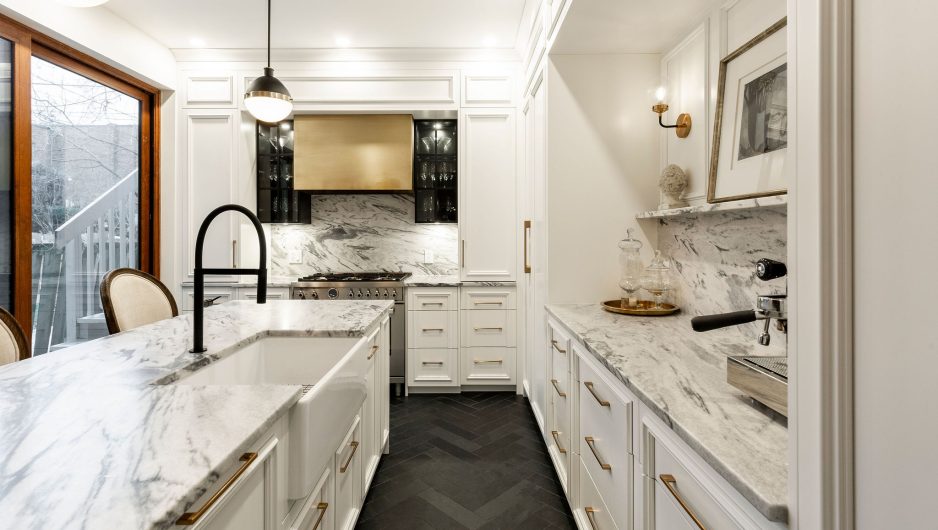 White kitchen Ateliers Jacob inspired by Paris