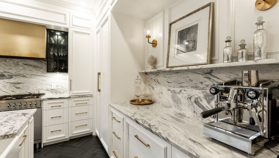 White kitchen Ateliers Jacob inspired by Paris