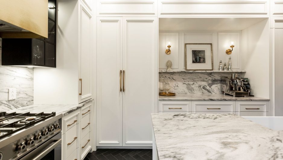 White kitchen Ateliers Jacob inspired by Paris