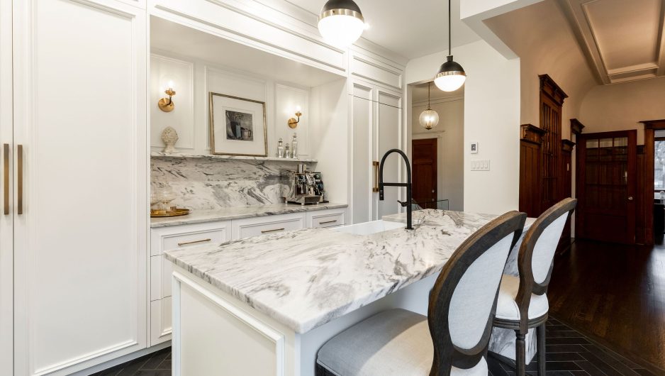 White kitchen Ateliers Jacob inspired by Paris