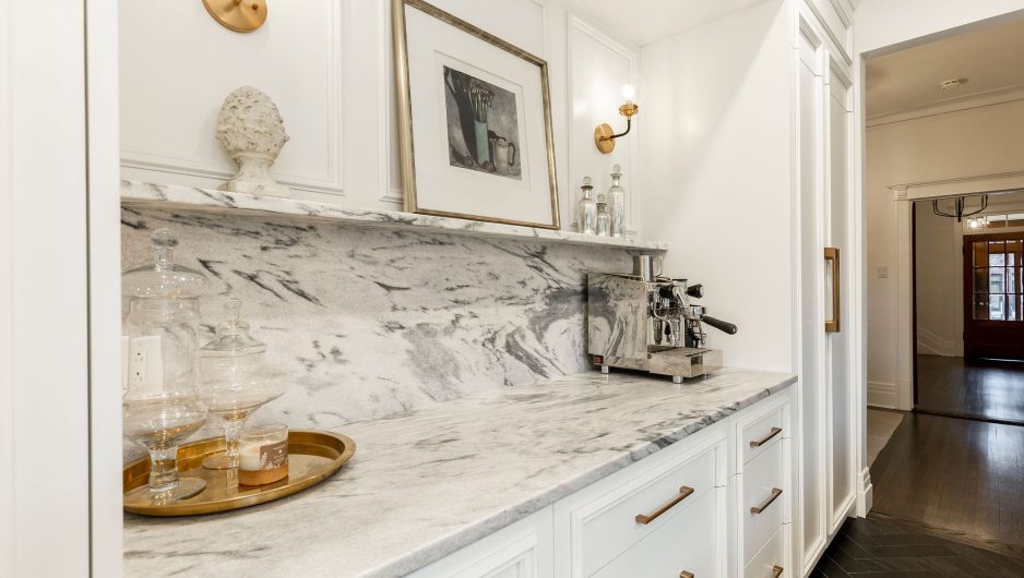 White kitchen Ateliers Jacob inspired by Paris