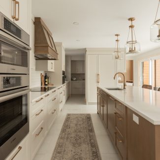 Armoire de cuisine moderne avec des lignes épurées et élégantes.