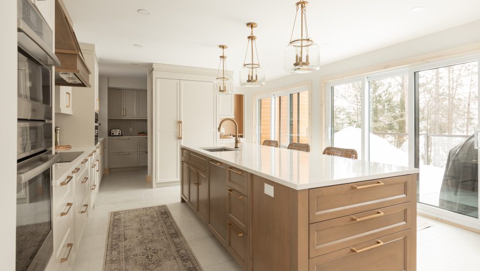 Cuisine Farmhouse blanche avec un îlot en bois