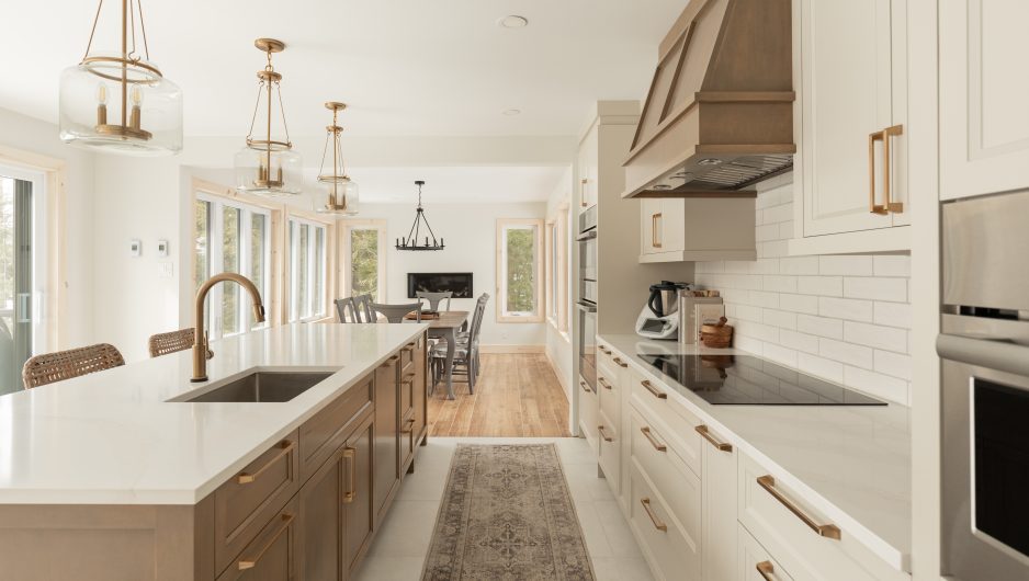 Cuisine Farmhouse blanche avec un îlot en bois