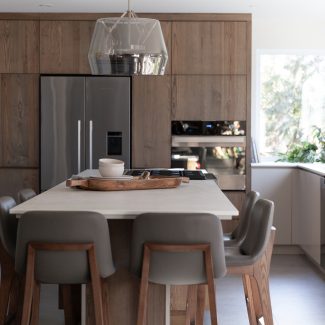 Une cuisine contemporaine aérée avec un grand îlot central