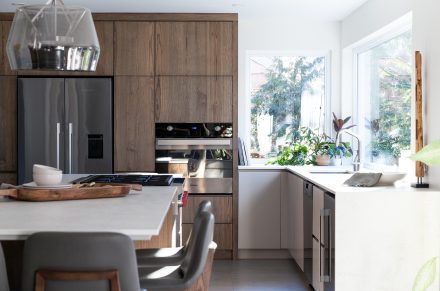 Minimalist kitchen with a sleek design in warm tones.