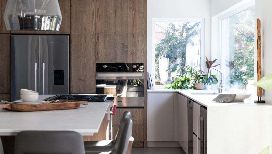 Une cuisine contemporaine aérée avec un grand îlot central