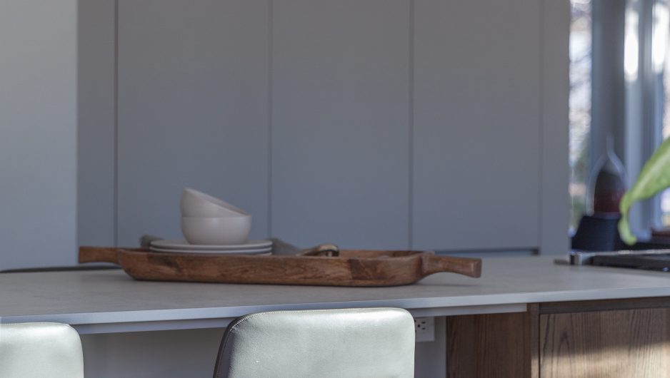 Une cuisine contemporaine aérée avec un grand îlot central