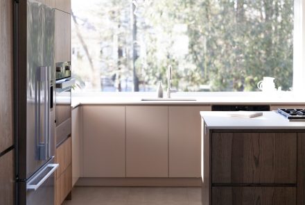 Minimalist design in a timeless kitchen space.