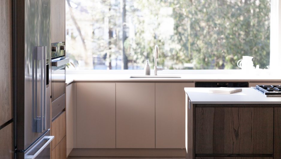 Une cuisine contemporaine aérée avec un grand îlot central