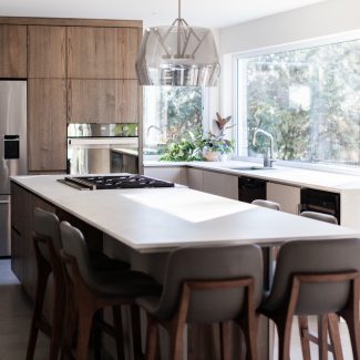 Une cuisine contemporaine aérée avec un grand îlot central