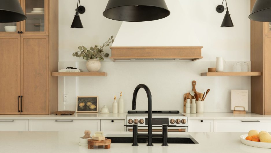 Une cuisine farmhouse avec îlot central en bois et des armoires blanches.