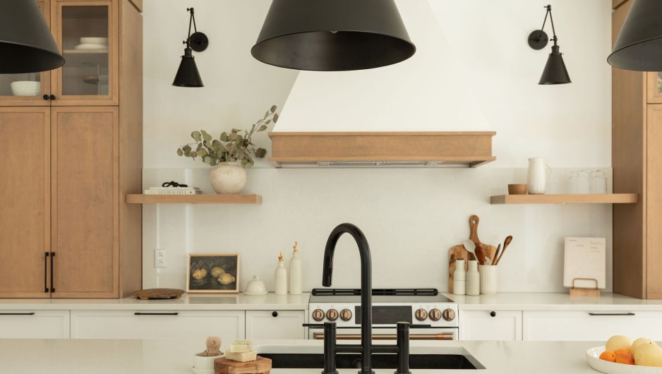 Une cuisine farmhouse avec îlot central en bois et des armoires blanches.