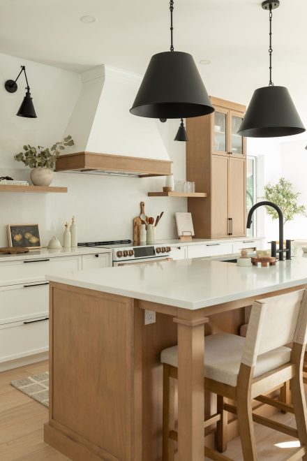 Cuisine avec un îlot central en bois avec une place assise