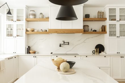 Cuisine de style Farmhouse avec un îlot central et un luminaire noir