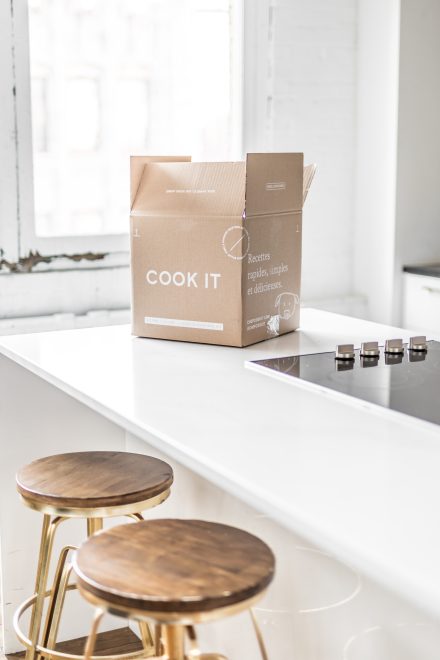 Cook-it box on a white kitchen island with urban stool