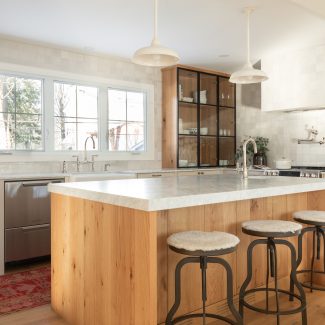 California inspired kitchen design made by Ateliers Jacob with a kitchen island, floating shelves in oak.