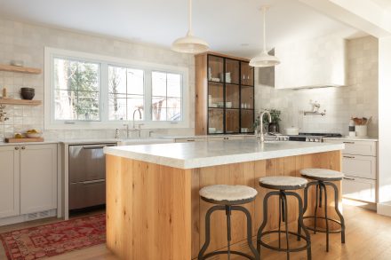 California inspired kitchen design made by Ateliers Jacob with a kitchen island in oak and a