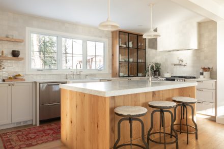 California inspired kitchen design made by Ateliers Jacob with a kitchen island, floating shelves in oak.