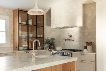 California inspired kitchen design made by Ateliers Jacob with a kitchen island, floating shelves in oak.