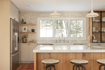 California inspired kitchen design made by Ateliers Jacob with a kitchen island, floating shelves in oak. 