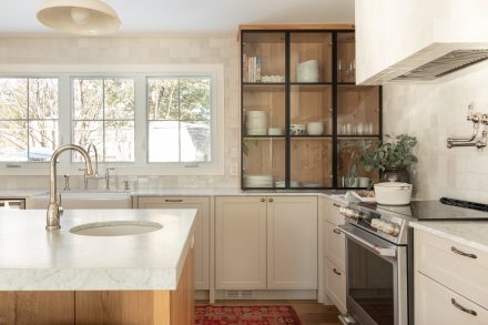 California inspired kitchen design made by Ateliers Jacob with a kitchen island, floating shelves in oak.