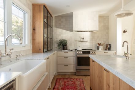 California inspired kitchen design made by Ateliers Jacob with a kitchen island, floating shelves in oak. 