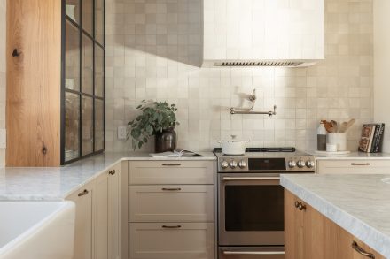 California inspired kitchen design made by Ateliers Jacob with a kitchen island, floating shelves in oak.