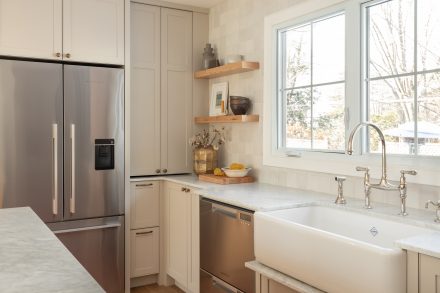 California inspired kitchen design made by Ateliers Jacob with a kitchen island, floating shelves in oak. 